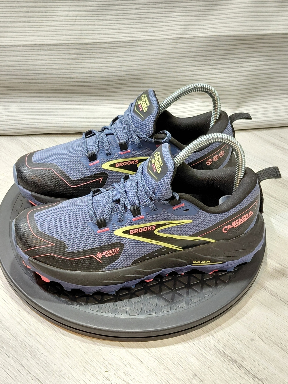 Brooks Womens Cascadia 18 GTX Gore-Tex Waterproof Trail Running Shoes Black 6.5